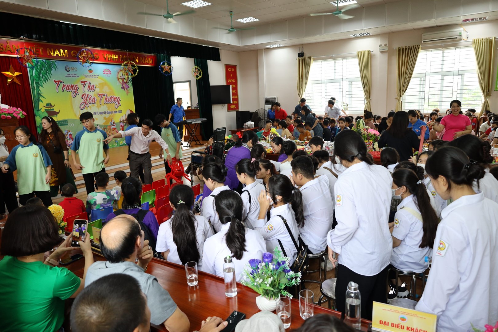 Các em nhỏ náo nức ngày hội
