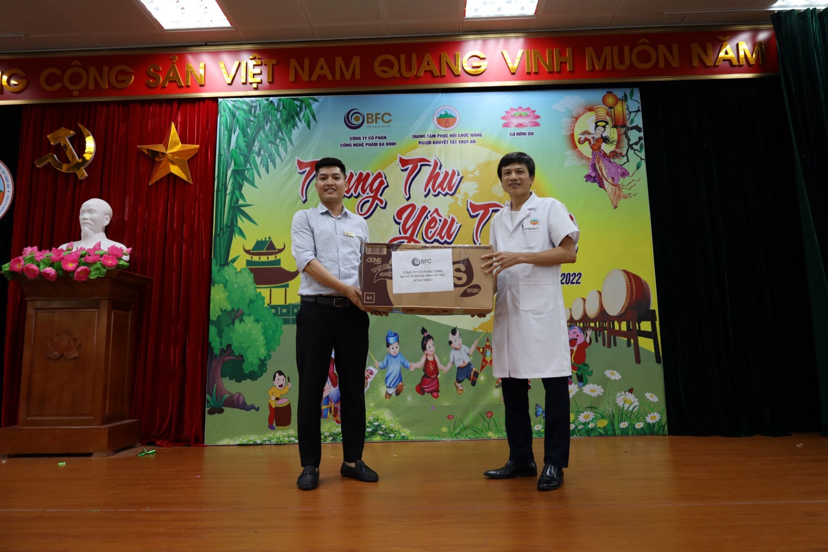 Đại diện BFC trao quà cho trung tâm