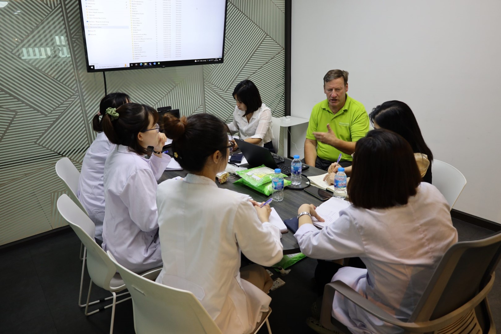 Mr Hans và phòn R&D