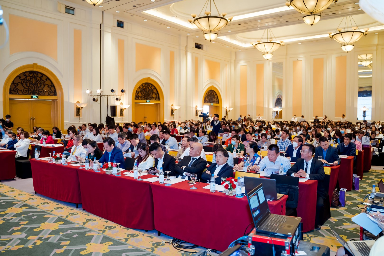 Đại biểu các Bộ/ Ban ngành cùng hơn 500 doanh nghiệp và 30 nhà báo tham dự hội thảo