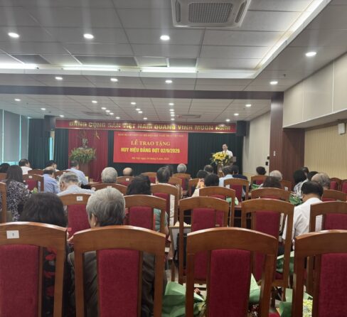 BA ĐẢNG VIÊN CỦA CHI BỘ CƠ QUAN VINAFOSA VINH DỰ NHẬN HUY HIỆU ĐẢNG VIÊN NHÂN DỊP 2/9/2026