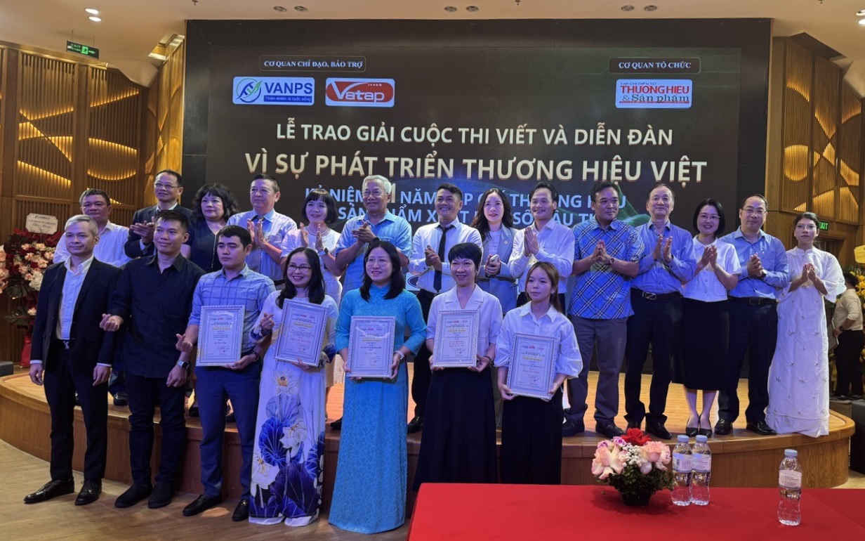TS. Lê Văn Giang và ThS. Nguyễn Văn Nhiên, lãnh đạo VINAFOSA, tham dự Lễ trao giải và Diễn đàn “Vì sự phát triển thương hiệu Việt” ngày 25/9/2026