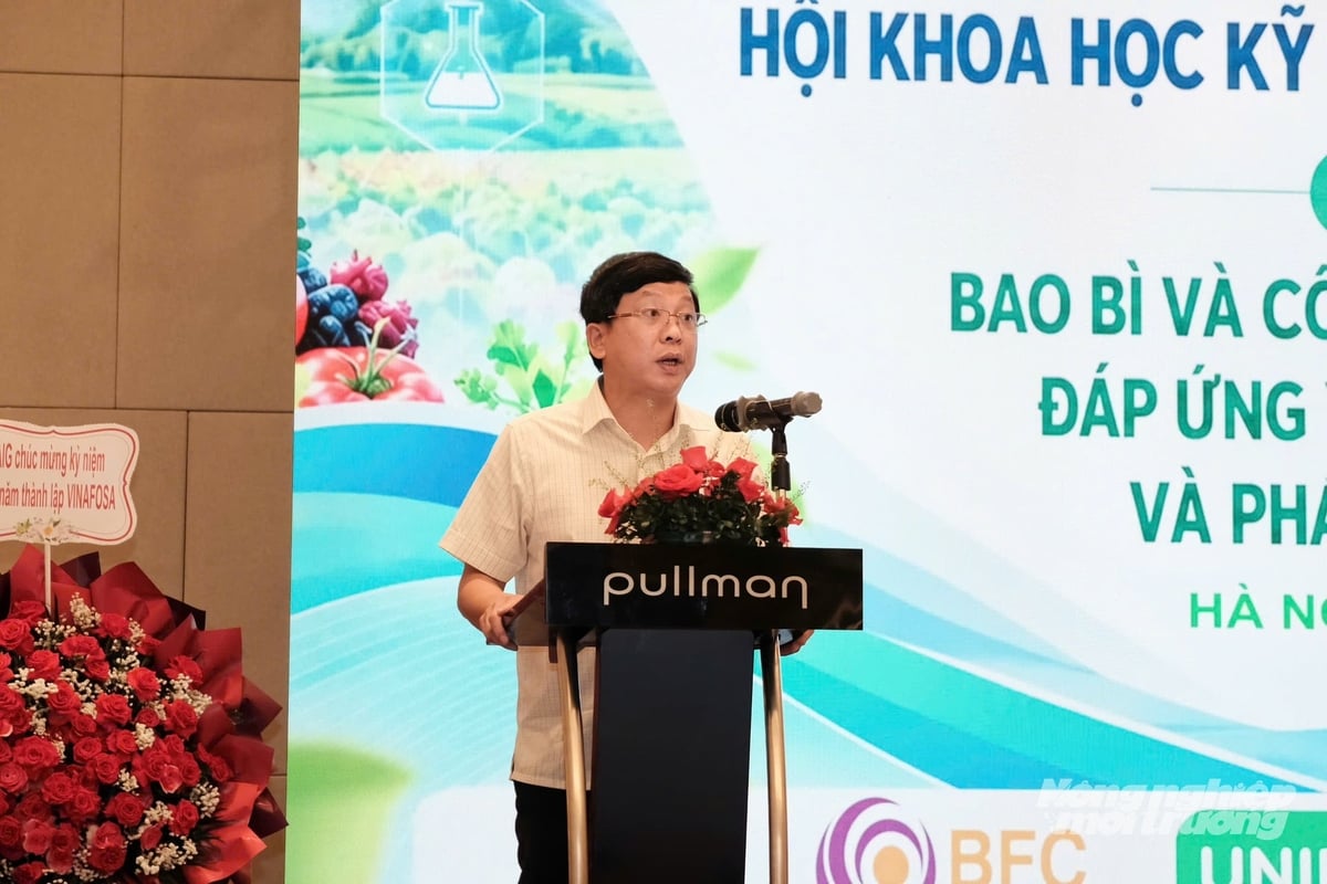 Ông Tạ Tấn, Phó Vụ trưởng Vụ Tổ chức phi chính phủ (Bộ Nội vụ), ghi nhận những đóng góp của VINAFOSA trong 25 năm xây dựng và phát triển. Ảnh: Thanh Trang.