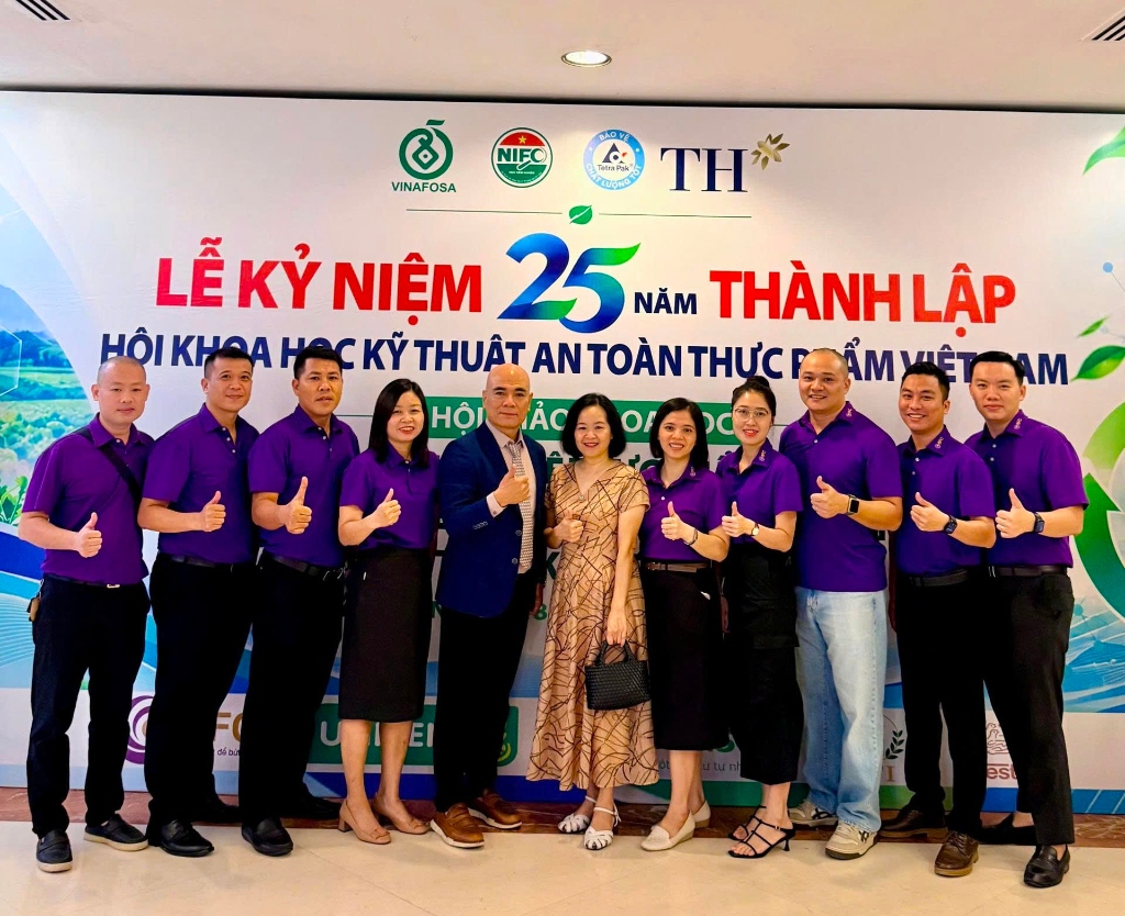 Đại diện Công ty BFC cùng các đại biểu chụp ảnh lưu niệm tại Lễ kỷ niệm 25 năm thành lập VINAFOSA và Hội thảo khoa học.