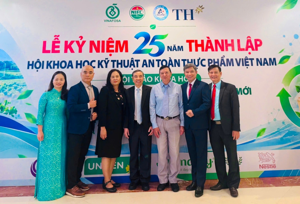 Đại diện Ban Lãnh đạo BFC chụp ảnh lưu niệm cùng Ban Lãnh đạo VINAFOSA, đại diện cơ quan quản lý và các chuyên gia khoa học tại sự kiện.