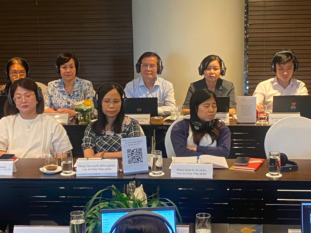 Đại biểu đại diện Phòng Tiêu chuẩn Kiểm nghiệm, Phòng Quản lý sản phẩm (Cục An toàn thực phẩm) tham dự Hội thảo
