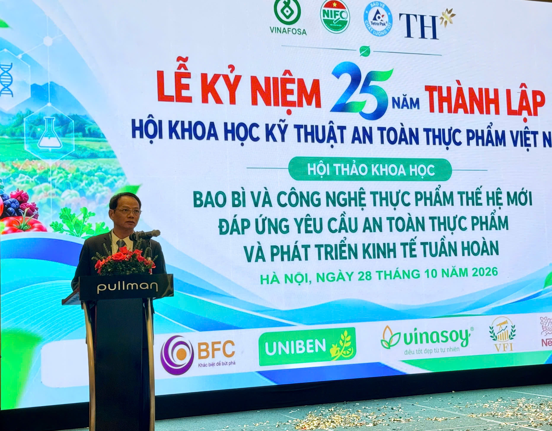 TS. Lê Văn Giang, Chủ tịch Hội Khoa học kỹ thuật An toàn thực phẩm Việt Nam (VINAFOSA), phát biểu tại Lễ kỷ niệm 25 năm thành lập Hội.