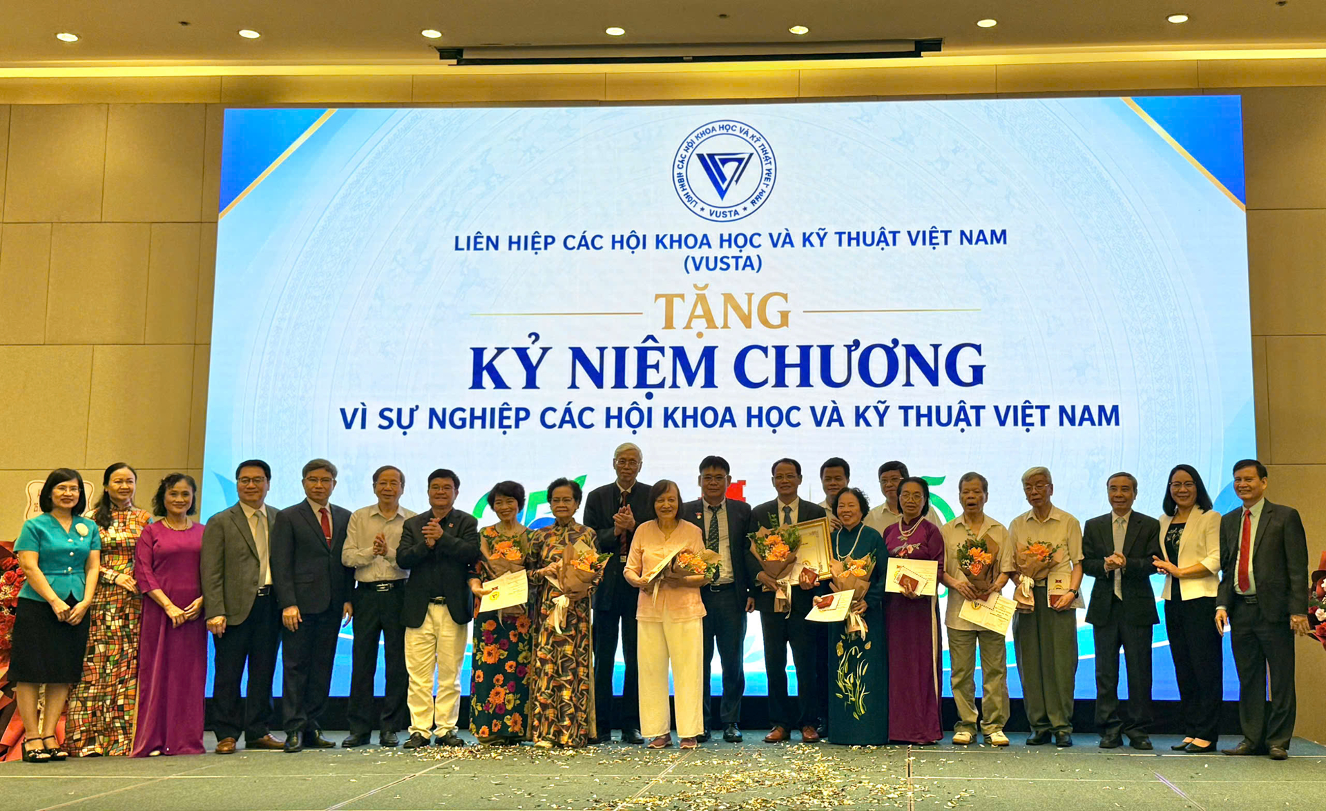 Tri ân khen thưởng các tổ chức, cá nhân có thành tích xuất sắc.
