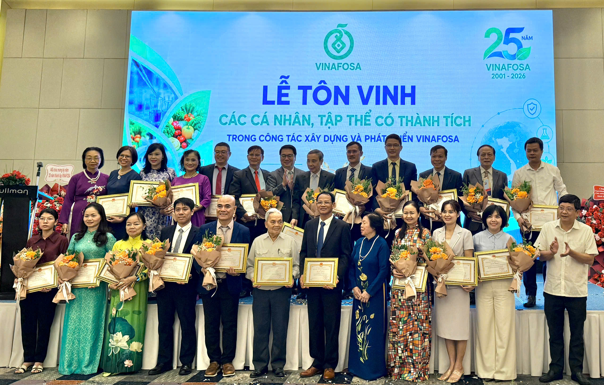 Tri ân khen thưởng các tổ chức, cá nhân có thành tích xuất sắc.